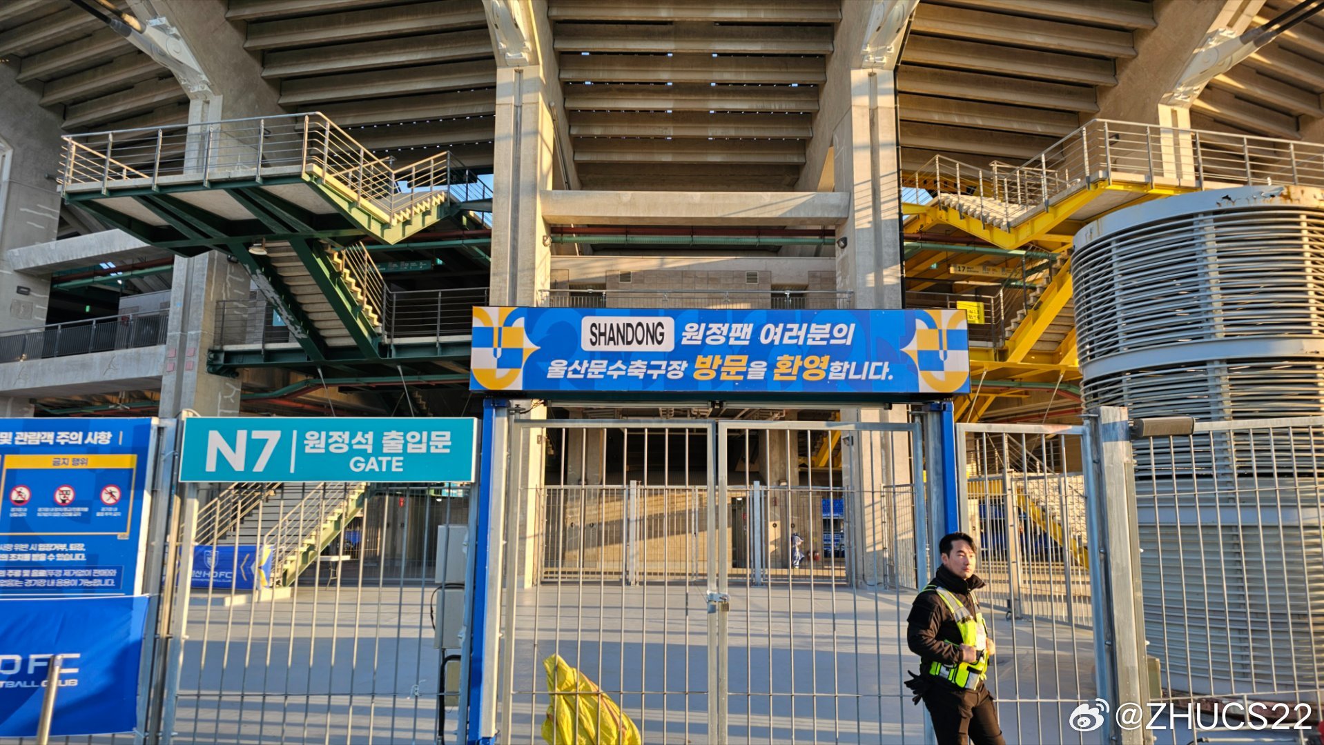  博主：蔚山現(xiàn)場工作人員、轉(zhuǎn)播車、安保在準備撤場，場外一片安靜