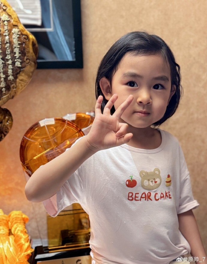  三分大賽三冠王！原帥曬三冠獎(jiǎng)杯：完成了女兒給安排的任務(wù)！
