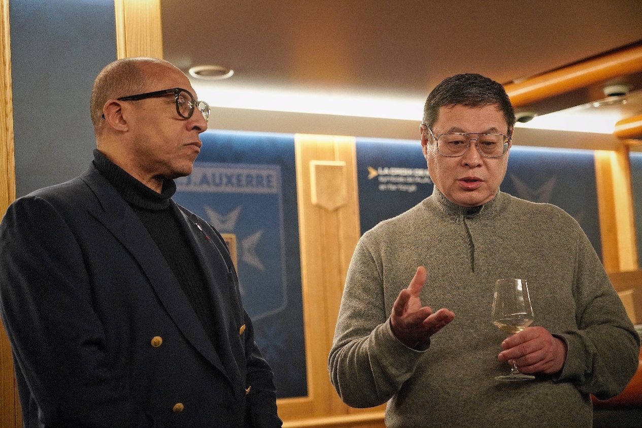  法國(guó)足協(xié)主席迪亞洛做客歐塞爾，并與董事會(huì)主席周云杰會(huì)晤