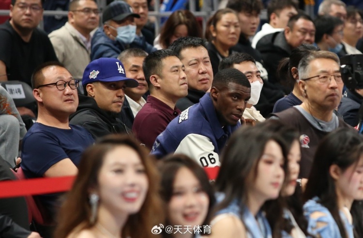  真籃球迷！國安外援法比奧攜玉昆外援科斯塔來到五棵松觀戰(zhàn)CBA