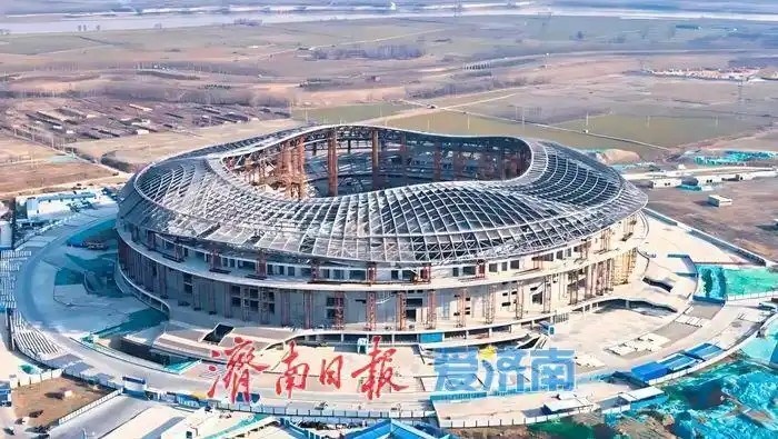  魯媒：戴上1.6萬噸“鋼鐵巨冠”，黃河體育中心球場完成屋蓋施工