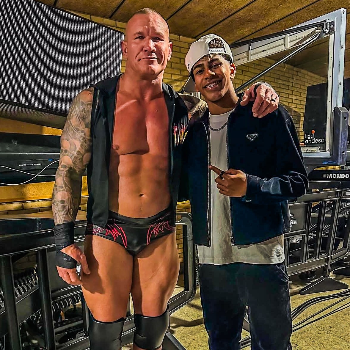  小心RKO！亞馬爾現(xiàn)場觀戰(zhàn)WWE，和奧爾頓、Triple H等合影