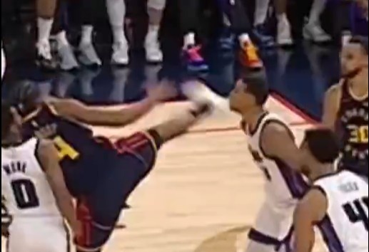  抬腳過高踢到了對手下巴！NBA官方：穆迪這一動作被判1級惡犯