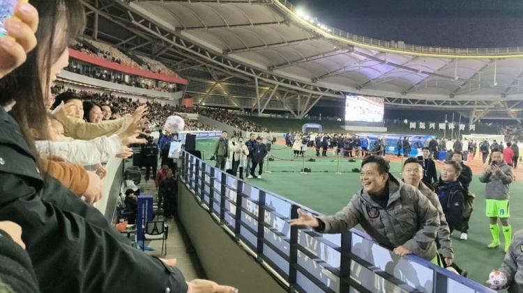  中國香港明星足球隊40載巡回賽樂山站，1-2不敵海浪明星足球隊