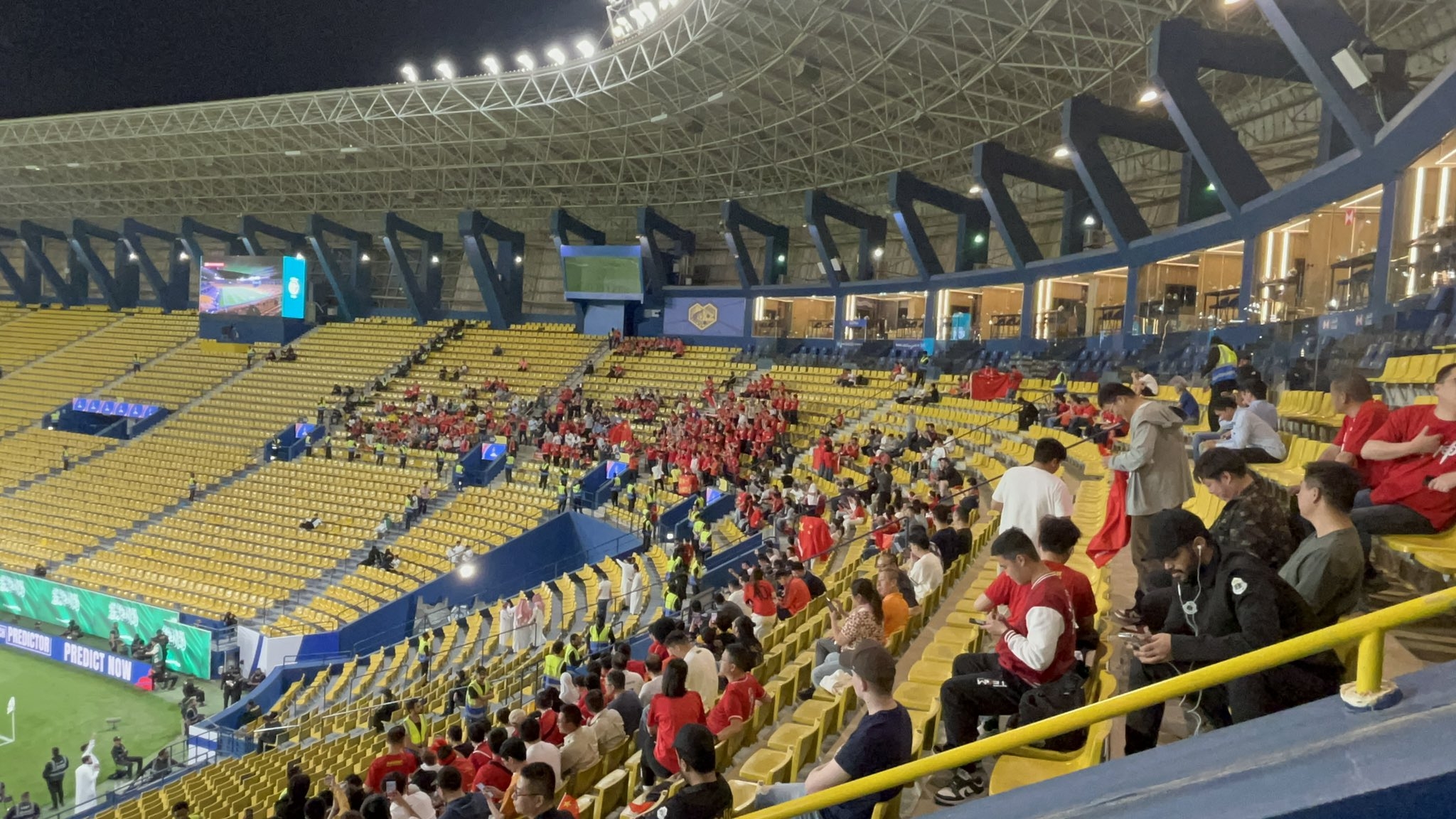  球票已售罄！中國球迷已經(jīng)入場，坐在球場上層沙特球迷區(qū)上方