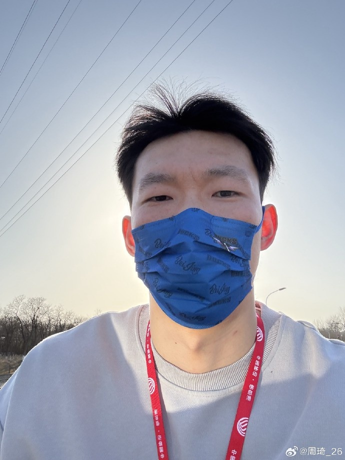  悠閑！周琦騎京牌電動(dòng)車出行：太陽(yáng)出來了 開京牌兜兜風(fēng)！