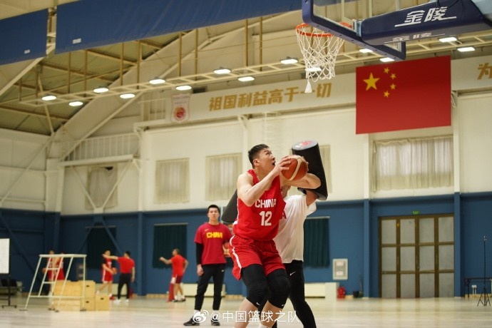 中國籃球之隊官博：大塊頭 大能量 祝李炎哲25歲生日快樂！