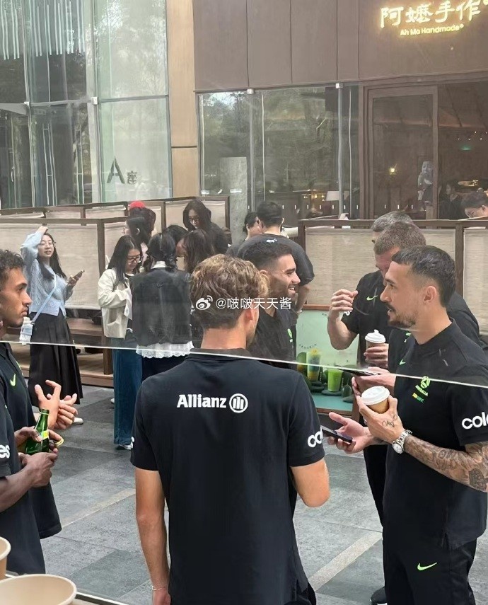  松弛感拉滿！澳大利亞隊員在杭州街頭喝奶茶