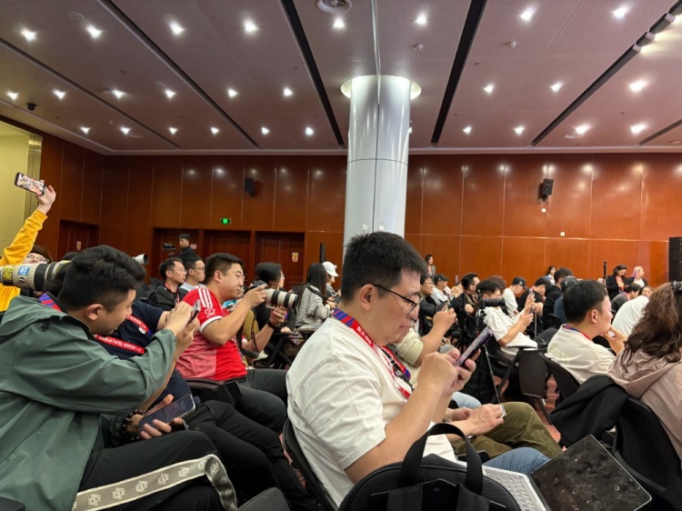  萬眾矚目！記者擠滿國足賽前新聞發(fā)布廳，賽場記者預(yù)計超300人