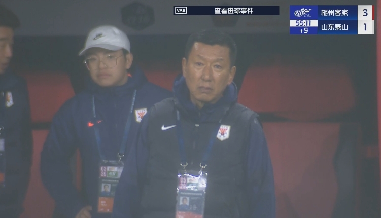  半場1-3落后遞補隊！場邊的崔康熙表情焦急