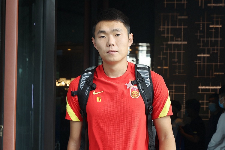  媒體人：國足征召5名邊后衛(wèi)真的有必要嗎？中場堆積眾多8號位