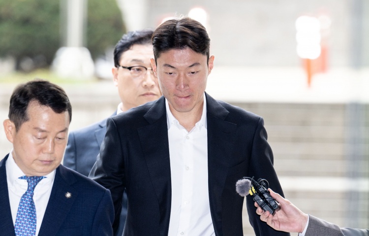  韓媒：庭審現(xiàn)場黃義助始終低頭雙手合十，判決后不停致歉