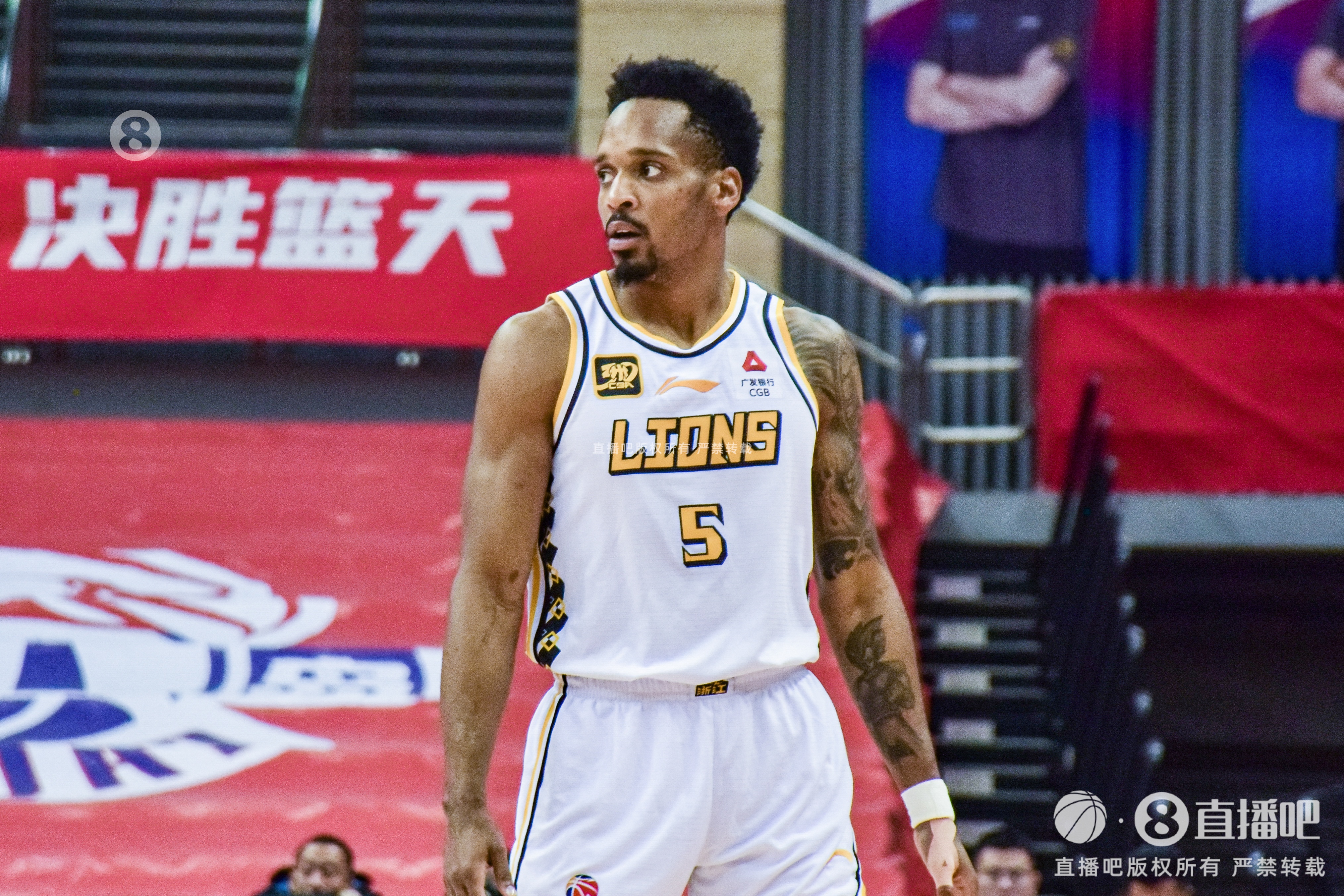  得分保障！小巴里-布朗17中9&三分9中4砍28分 末節(jié)11分助隊取勝