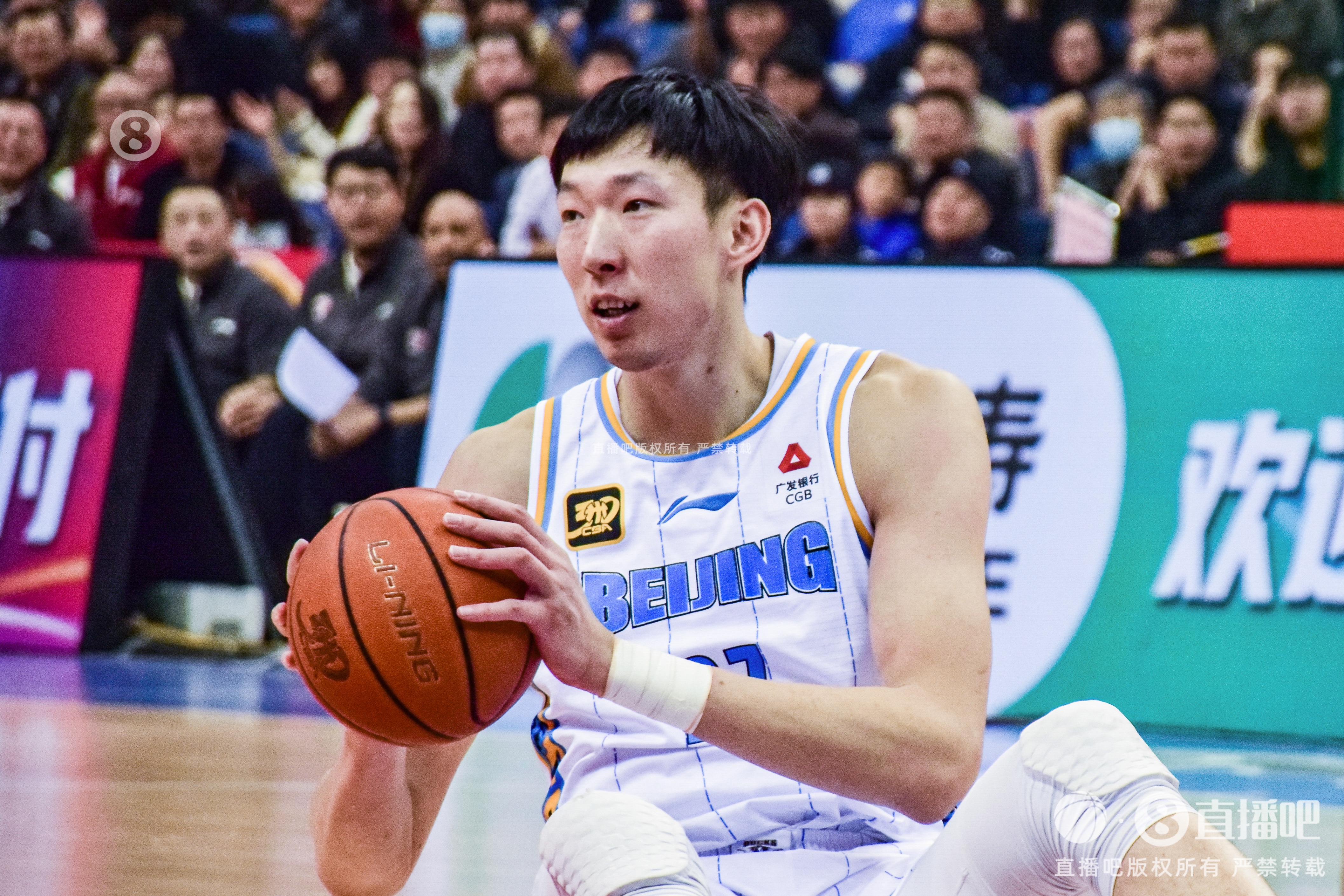  定海神針！周琦內(nèi)線攻防在線 半場6中5貢獻(xiàn)12分6籃板2蓋帽