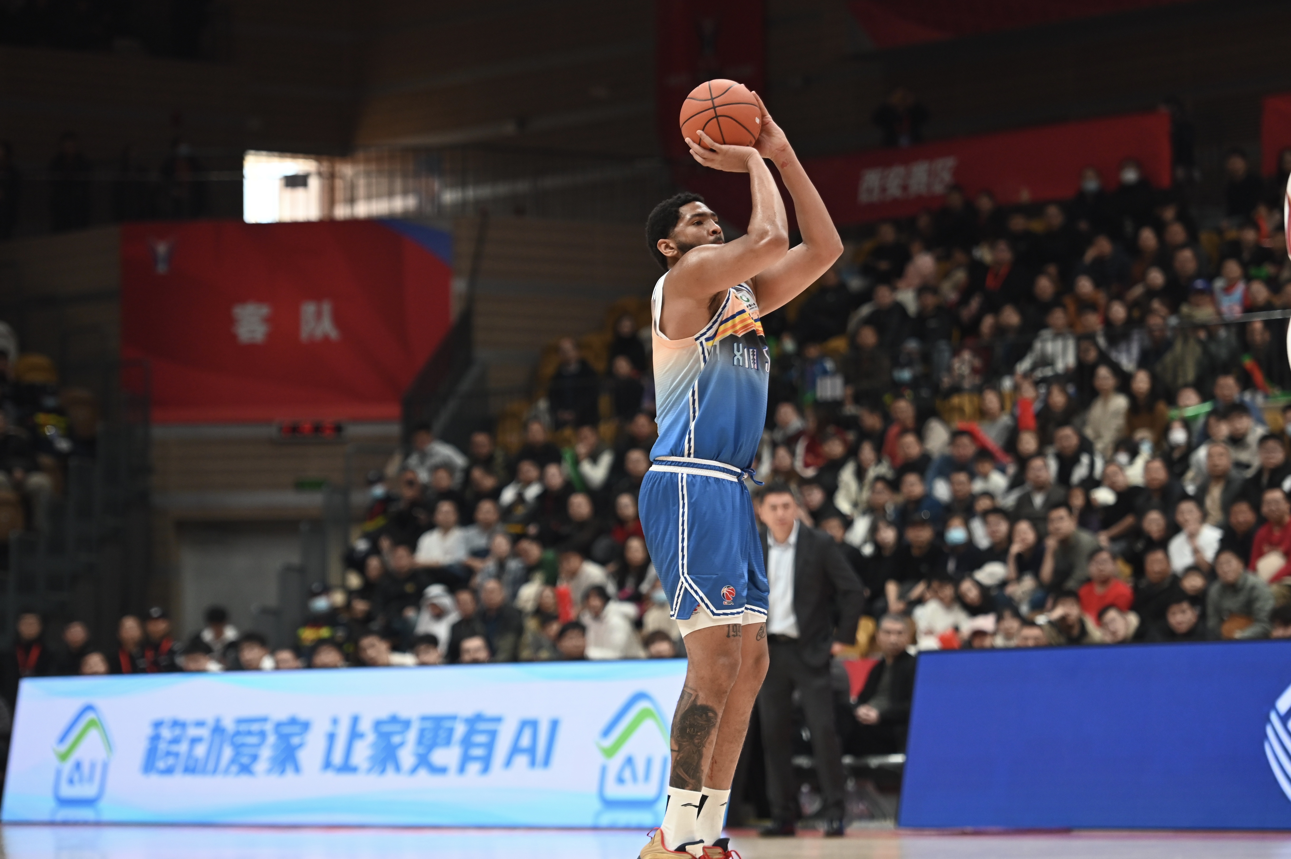 率先發(fā)力！新疆外援勞森首節(jié)7中5拿到11分 三分2中1